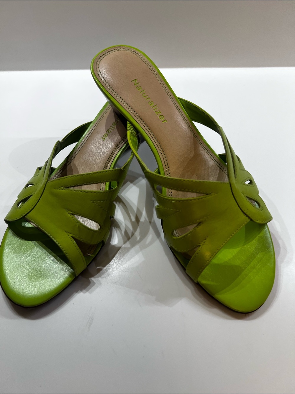 NATURALIZER LIME GREEN STRAPPY LEATHER BLOCK-HEEL SANDALS. SIZE 6M. LIKE NEW
